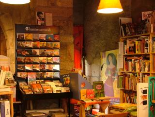 Photo de l'intérieur de la très petite librairie à Clisson Très petite librairie à clisson